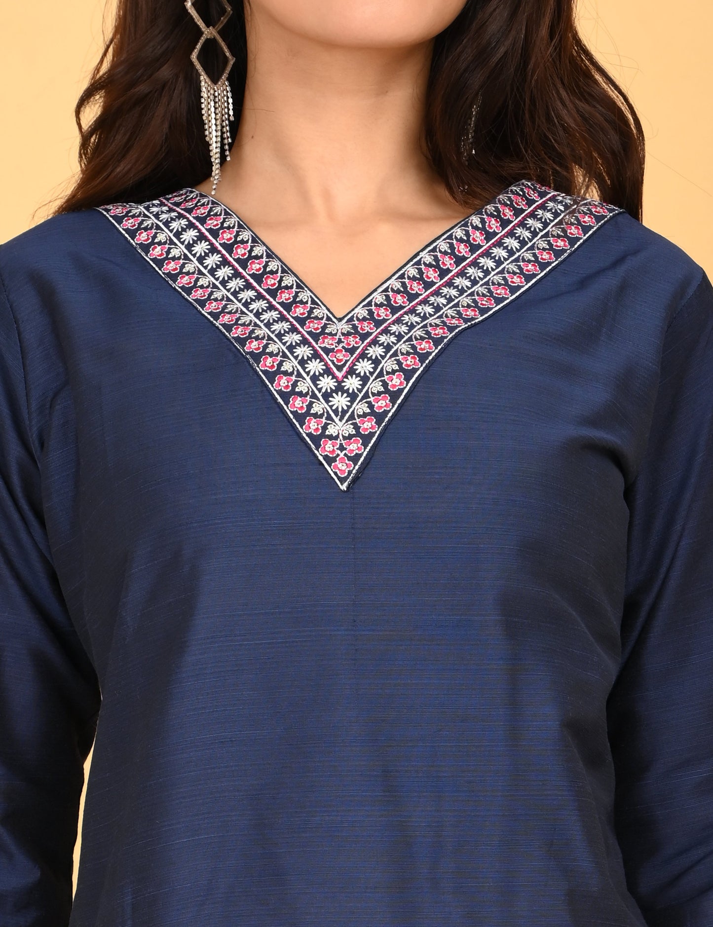 ONVIEW | 1086 | V NECK EMBROIDERY