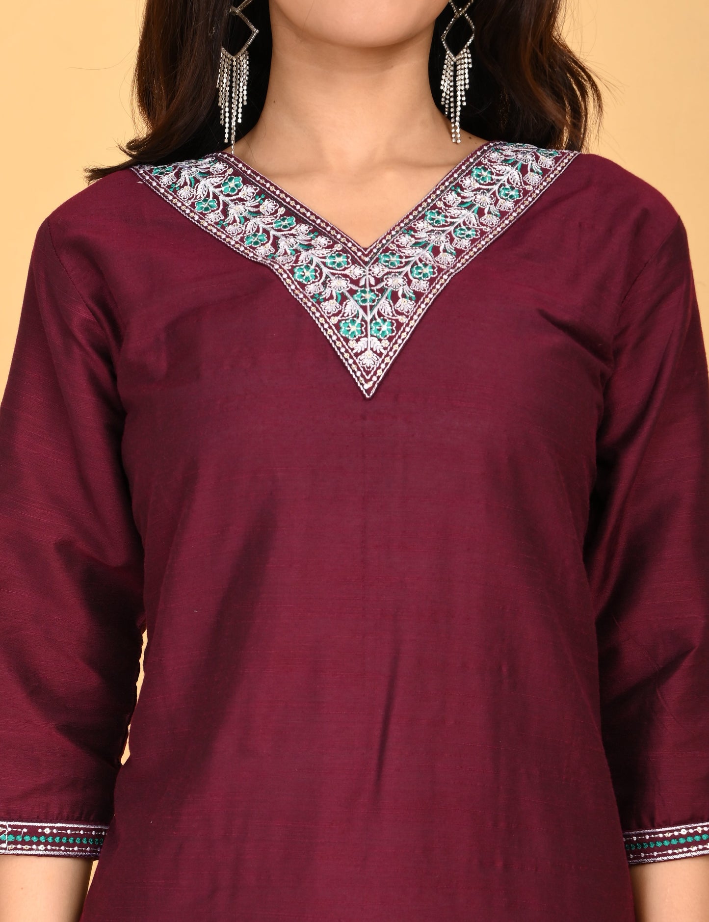 ONVIEW | 1090 | V NECK EMBROIDERY