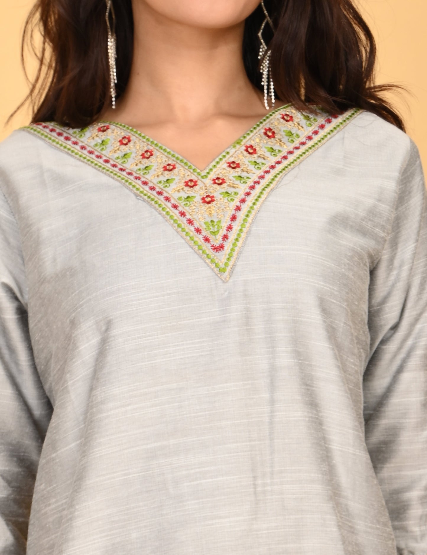 ONVIEW | 1123 | V NECK EMBROIDERY